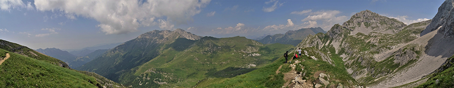 Vista panoramica dal Passo di Gabbia (2050 m) sul sent. alto dei fiori 244